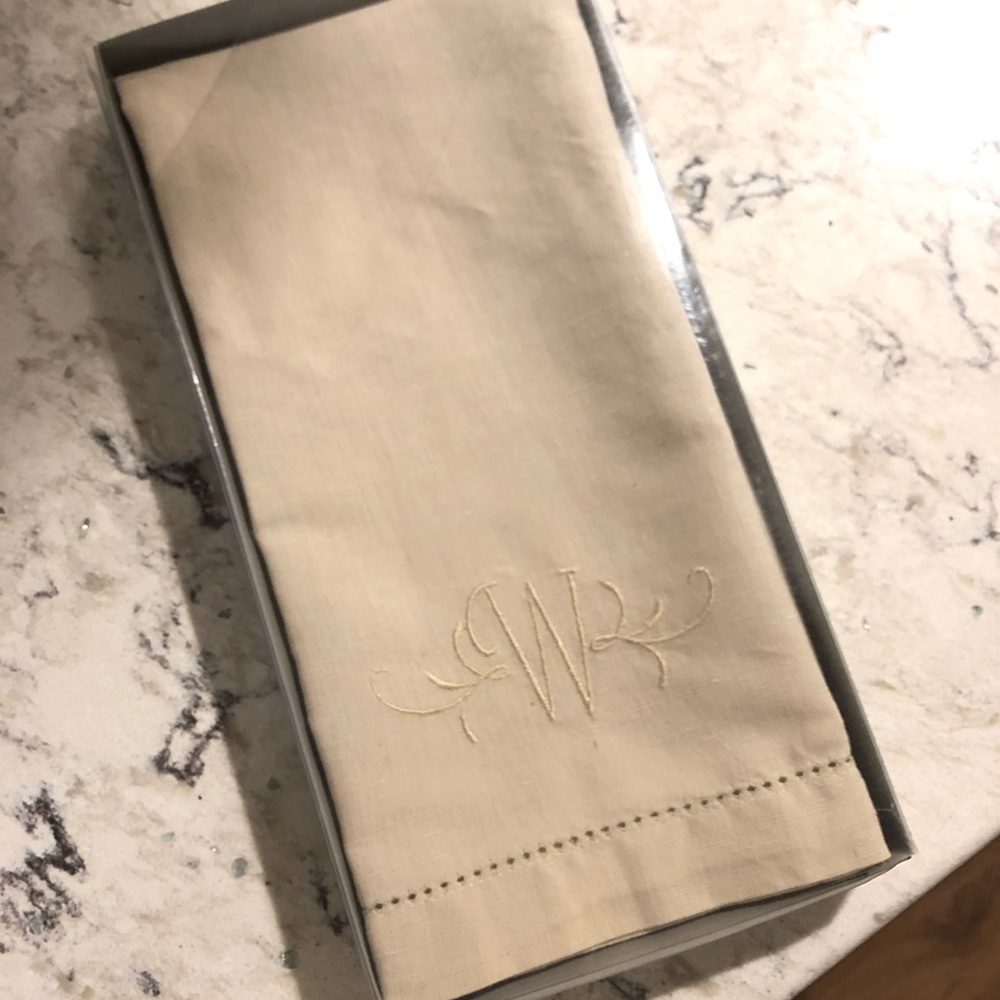 “W” linen guest towel set (2)